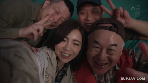 面部 · 多人 · 自拍 · 笑容 · 簇拥 · 帽子 · 帐篷 · 户外装