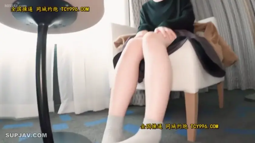 室内 · 坐姿 · 浅色袜 · 腿部特写