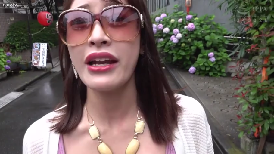 交谈 · 脸部 · 站立 · 白色开衫 · 惊讶 · 视频截图 · 户外街道 · 墨镜