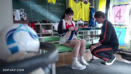 坐姿 · 专注 · 中景 · 剧情 · 更衣室 · 整理衣物 · 运动服 · 足球