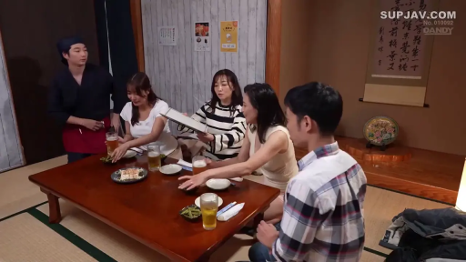 坐姿 · 多人 · 进食 · 居酒屋 · 餐具 · 日常服 · 愉快 · 非特写