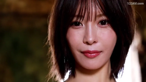 室内 · 脸部特写 · 微笑 · 注视 · 短发 · 正面 · 不可见