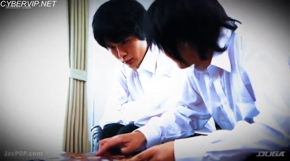 室内 · 坐姿 · 专注 · 中景 · 白色衬衫 · 书籍 · 双人 · 观看