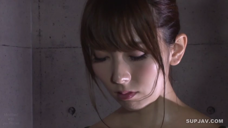 室内 · 憂鬱 · 頭を下げる · 顔部のクローズアップ · 长发 · 静的 · 露肩