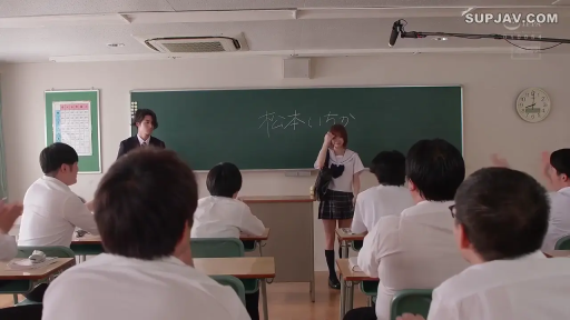 教室 · 站立 · 全景 · 剧情 · 黑板 · 水手服 · 害羞 · 上课