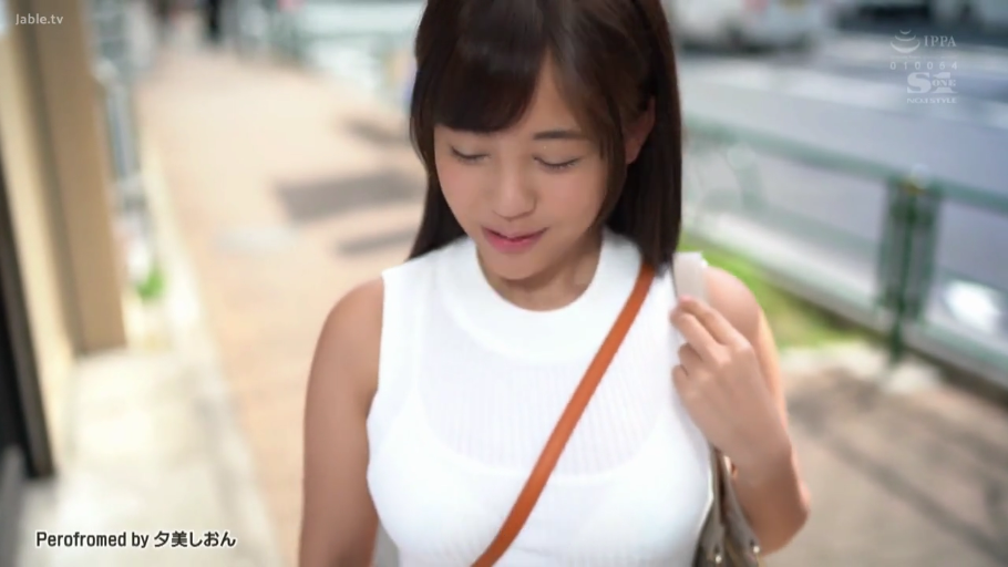 中景 · 行走 · 白色无袖上衣 · 户外街道