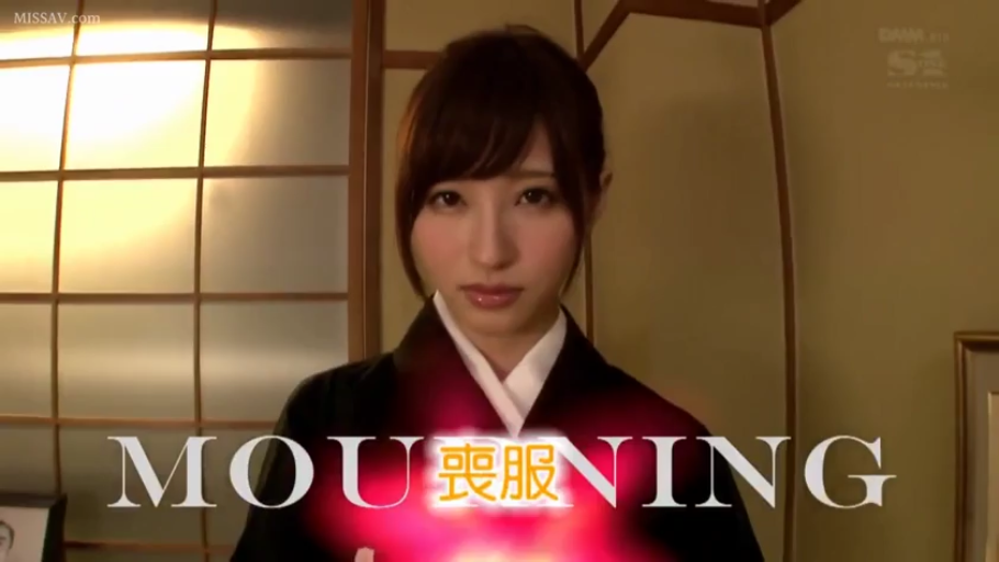 坐姿 · 全身 · 客厅 · 制服 · 多人 · 谈话 · 平淡 · 饮料