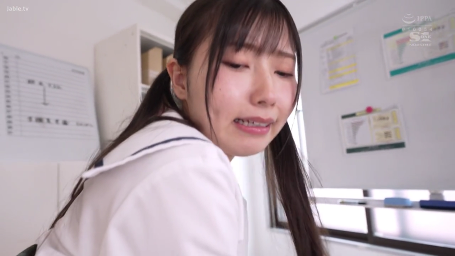 室内 · 仰卧开腿 · 私处特写 · 职业装 · 痛苦 · 多人性行为 · 袖章 · 强制剧情