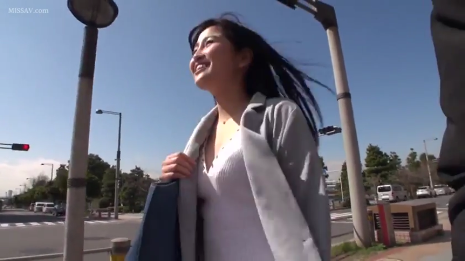 室内 · 躺姿 · 裸露 · 黑色上衣 · 空洞 · 乳房特写 · 被舔吸乳房 · 橘色面具