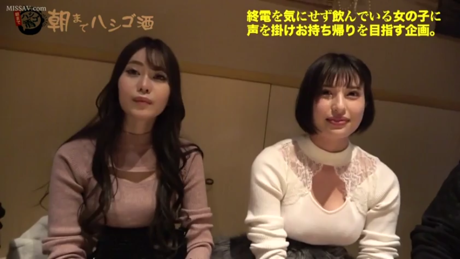 室内 · 坐姿 · 平静 · 注视 · 上半身 · 双人 · 针织上衣