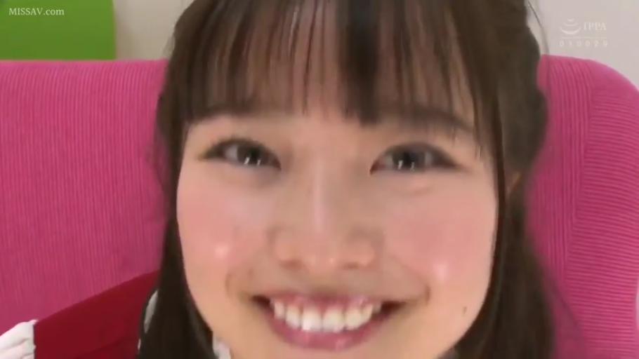 室内 · 面部 · 微笑 · 开心 · 正对镜头 · 高角度 · 角色扮演服