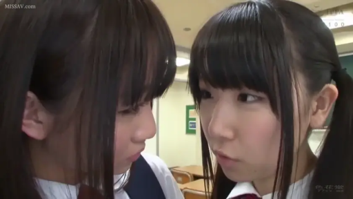 严肃 · 教室 · 面部特写 · 学生制服 · 对视 · 面对面站立 · 课桌椅 · 双女