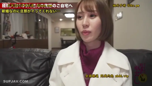 坐姿 · 客廳 · 面部特寫 · 白色外套