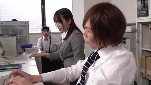 坐姿 · 严肃 · 办公室 · 中景 · 电脑 · 职业装 · OL · 办公