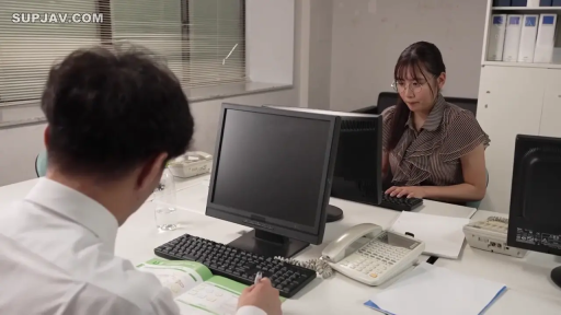 坐姿 · 办公室 · 全景 · 办公用品 · 衬衫 · 认真 · 打字 · 职场场景