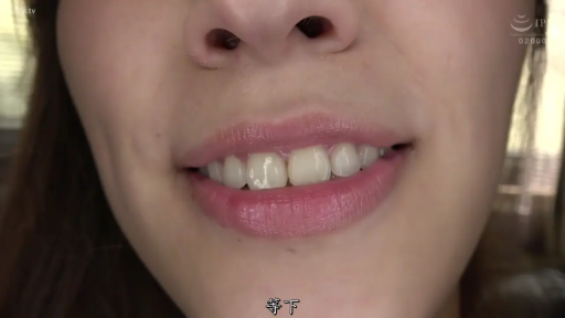 室内 · 微笑 · 温柔 · 正面 · 近景特写 · 嘴唇