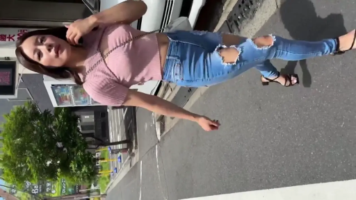 全身 · 户外街道 · 粉色露脐装配破洞牛仔裤 · 侧身步行