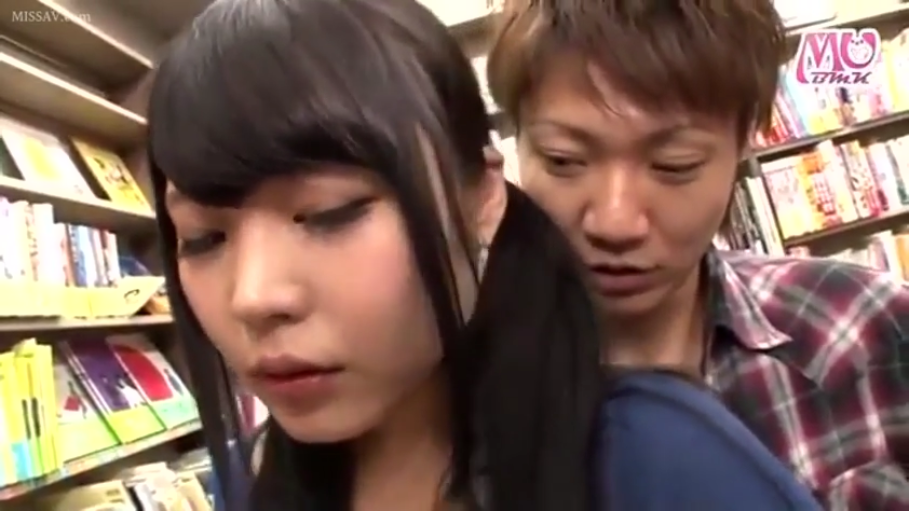 专注 · 脸部特写 · 休闲装 · 双马尾 · 书架 · 挑选 · 背后站立 · 书店