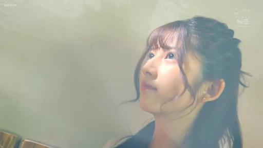 室内 · 脸部特写 · 迷离 · 凝视 · 仰头 · 柔光 · 日常服