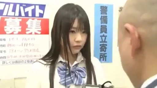 室内 · 严肃 · 校服 · 脸部 · 站立 · 注视 · 长发 · 海报