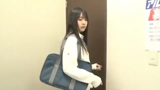 全身 · 校服 · 站立 · 挎包 · 学生 · 门口 · 冷淡 · 回头