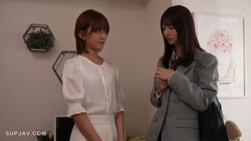 室内 · 壁架 · 忧虑 · 对话 · 对面站立 · 白色雪纺衫