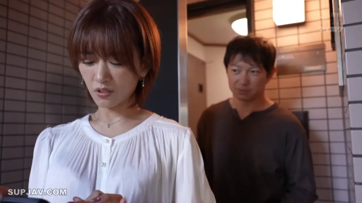 站立 · 手机 · 近景 · 短发 · 住宅走廊 · 玩手机 · 担忧 · 白色透视衫