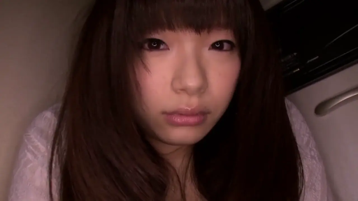 憂鬱 · 顔 · 白い上着 · 凝視 · 车内 · 俯视 · 暗光