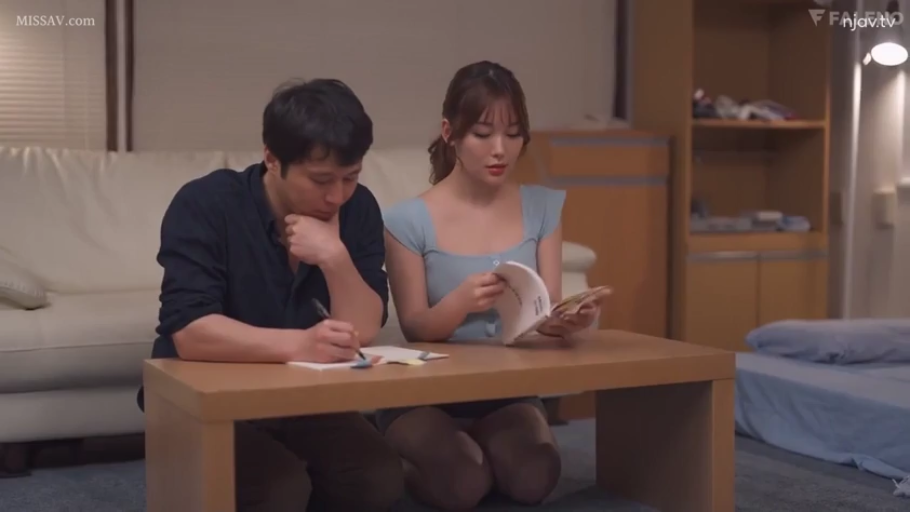 跪坐 · 专注 · 中景 · 客厅 · 居家 · 休闲服 · 书本 · 学习