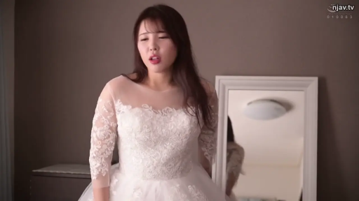 室内 · 站立 · 迷离 · 中景 · 说话 · 镜子 · 婚纱