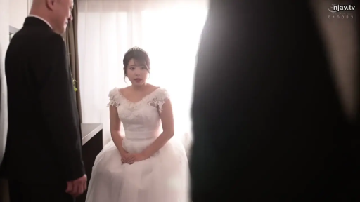 Sitting Posture · Medium shot · Plot · Eye contact · Room · 婚纱 · 担忧 · 皇冠