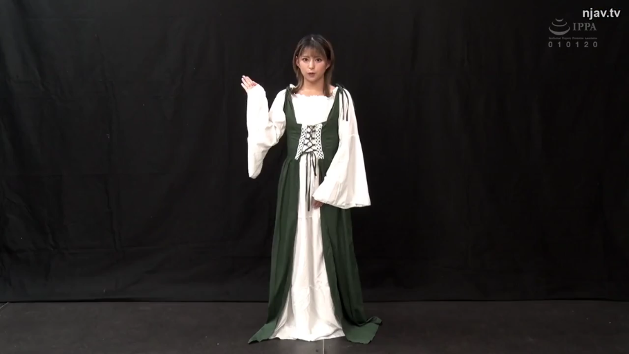 角色扮演 · 站姿 · 微笑 · 上半身特写 · 室内影棚 · 打招呼 · 中世纪风格裙装 · 背景道具