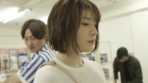 忧郁 · 面部特写 · 注视前方 · 便利店 · 短发 · 背包 · 白色针织衫 · 侧站