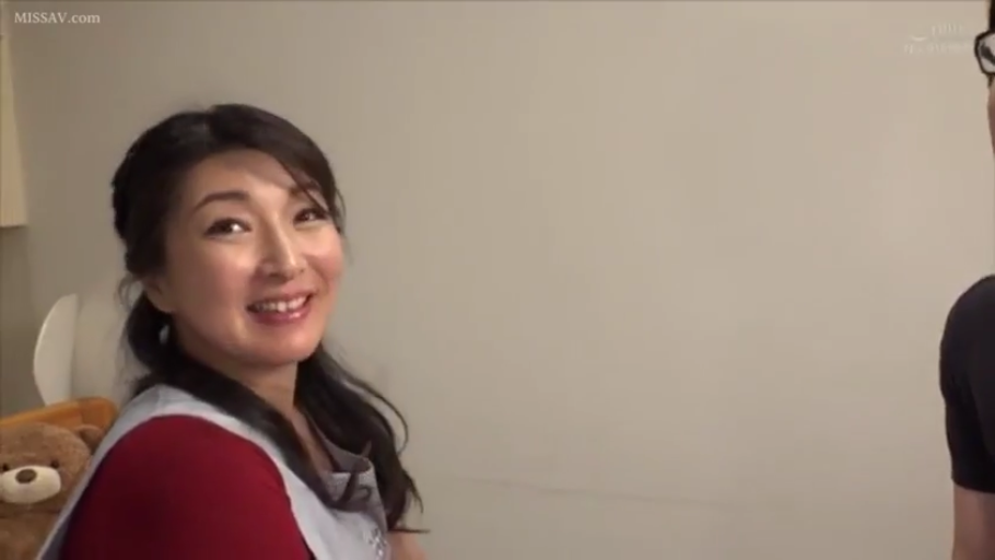 室内 · 坐姿 · 愉悦 · 中景 · 微笑 · 红白上衣 · 泰迪熊 · 居家感