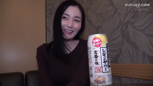 室内 · 坐姿 · 微笑 · 面部特写 · 对话 · 长发 · 黑色上衣 · 罐装饮料