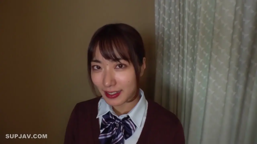 坐姿 · 上半身 · 注视镜头 · 清纯风格 · 单肩包 · 巴士车内 · 白色碎花衬衫 · 含蓄微笑