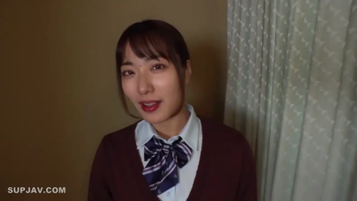 室内 · 站立 · 白色紧身无袖针织衫 · 近景 · 室内盆栽 · 氛围感 · 羞涩顺从 · 摸头亲昵