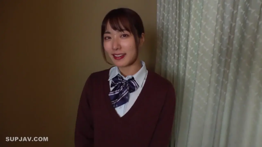 专注 · 站立 · 中景 · 居家 · 围裙 · 厨房 · 厨具 · 做饭