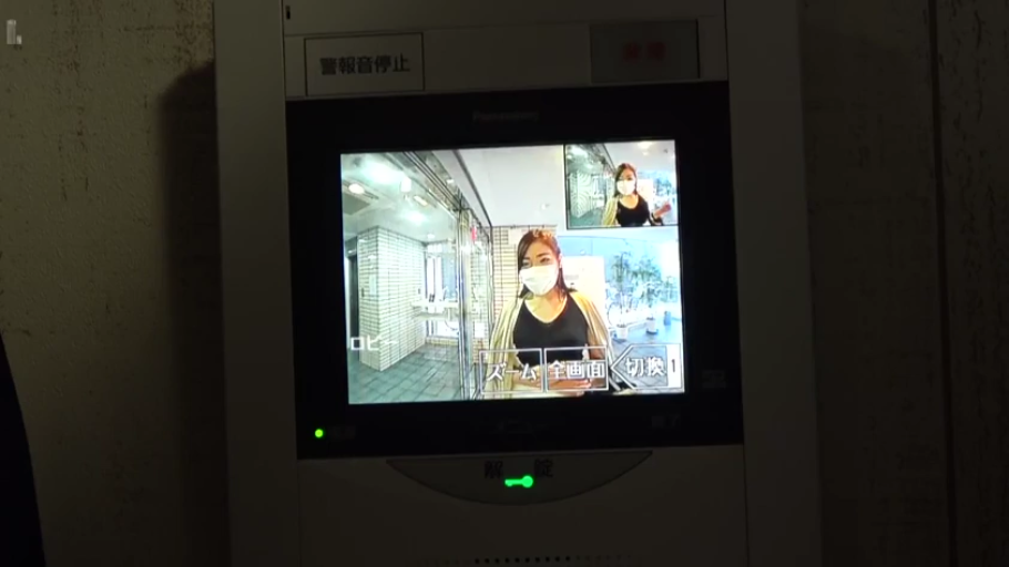 室内 · 坐姿 · 字幕 · 沙发 · 静坐 · JK制服 · 手部与腿部