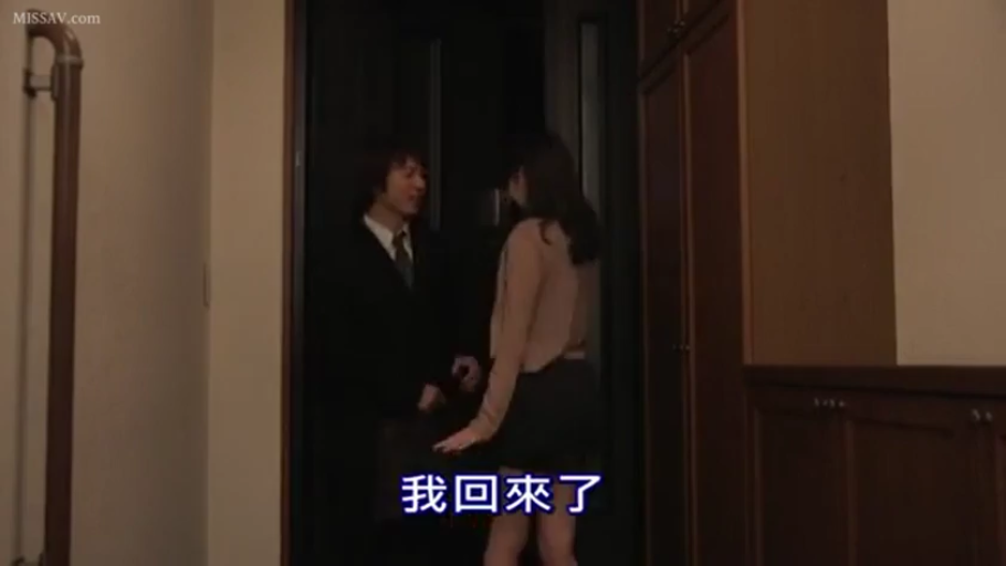 交谈 · 站立 · 字幕 · 中景 · 毛衣 · 微笑 · 玄关