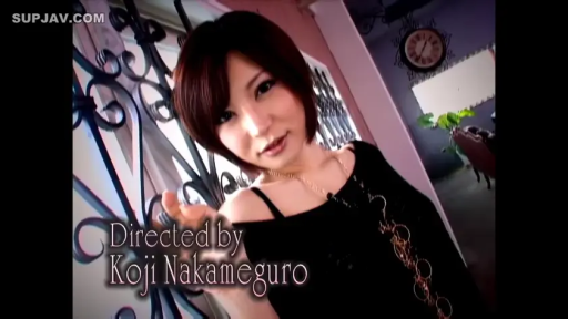 室内 · 脸部 · 站立 · 微笑 · 看向镜头 · 黑色吊带