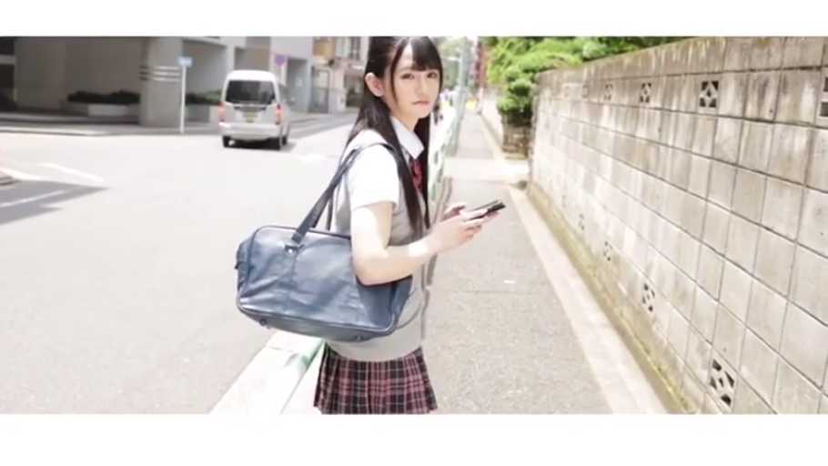 中景 · 回眸 · JK制服 · 长发 · 冷淡 · 户外街道 · 学生包 · 操作手机