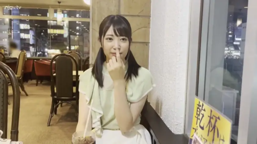 坐姿 · 中景 · 房间 · 针织衫 · 椅子 · 仰视 · 期待