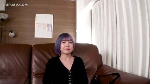 中景 · 微笑 · 面对镜头 · 正坐 · 室内沙发 · 挂画 · 紫色短发 · 黑色修身上衣