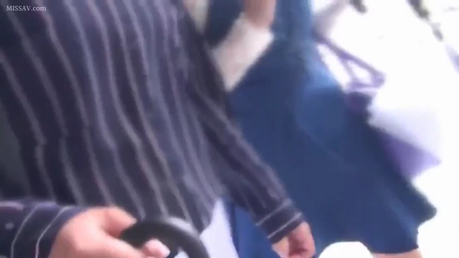 中景 · 制服 · 行走 · 户外