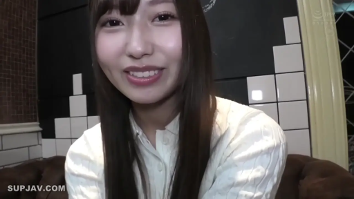 女性 · 全裸 · 浴室 · 站立 · 微笑 · 上半身 · 注视镜头