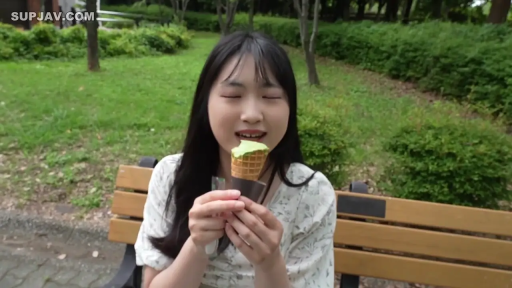 坐姿 · 享受 · 半身特写 · 长发 · 公园 · 碎花裙 · 冰淇淋 · 吃冰淇淋