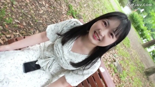 坐姿 · 面对镜头 · 手机 · 碎花连衣裙 · 甜美微笑 · 公园户外 · 黑长直 · 半身俯拍