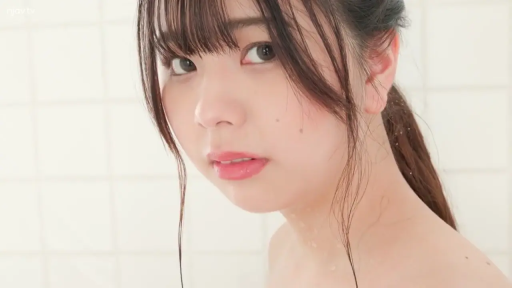 脸部特写 · 浴室 · 裸体 · 凝视 · 侧身回头