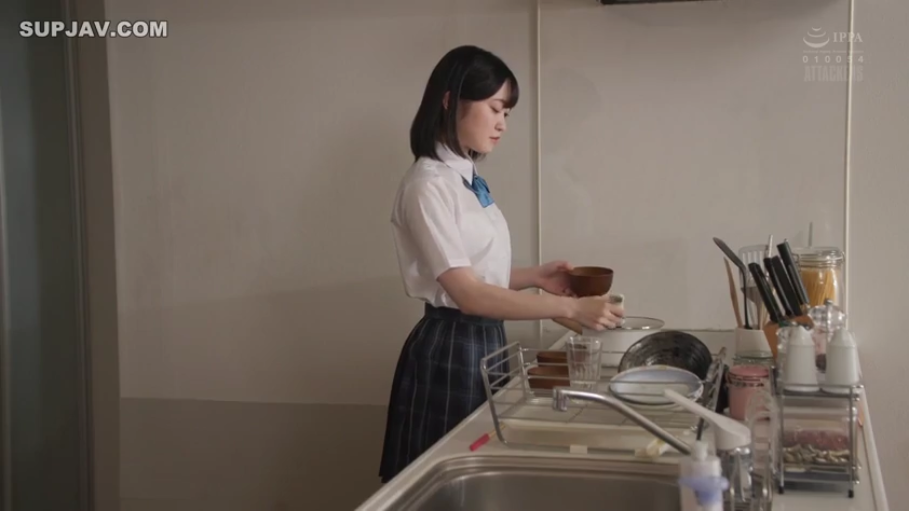 全裸 · 胸部特写 · 面对镜头 · 自然 · 短发 · 站立前倾 · 室内楼梯口